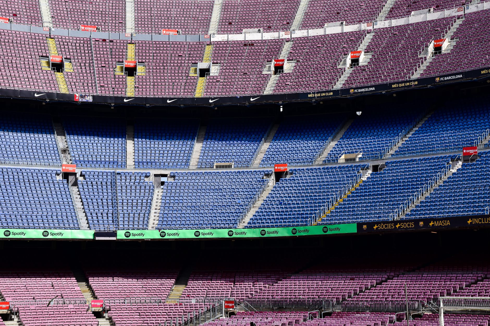 Widok na płytę stadionu Camp Nou podczas zwiedzania z dziećmi