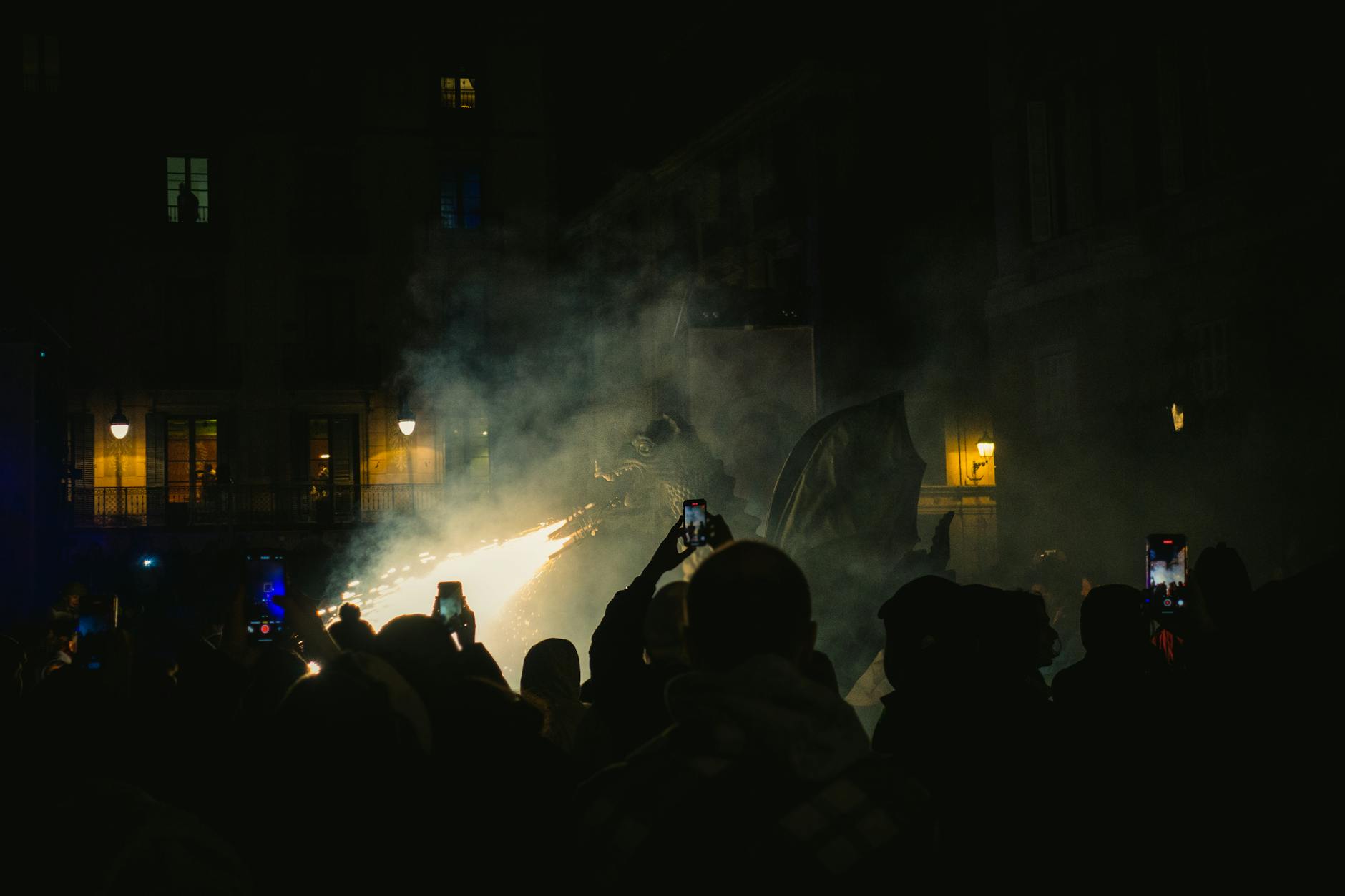 Kolorowy pochód Trzech Króli na ulicach Barcelony wieczorem 5 stycznia