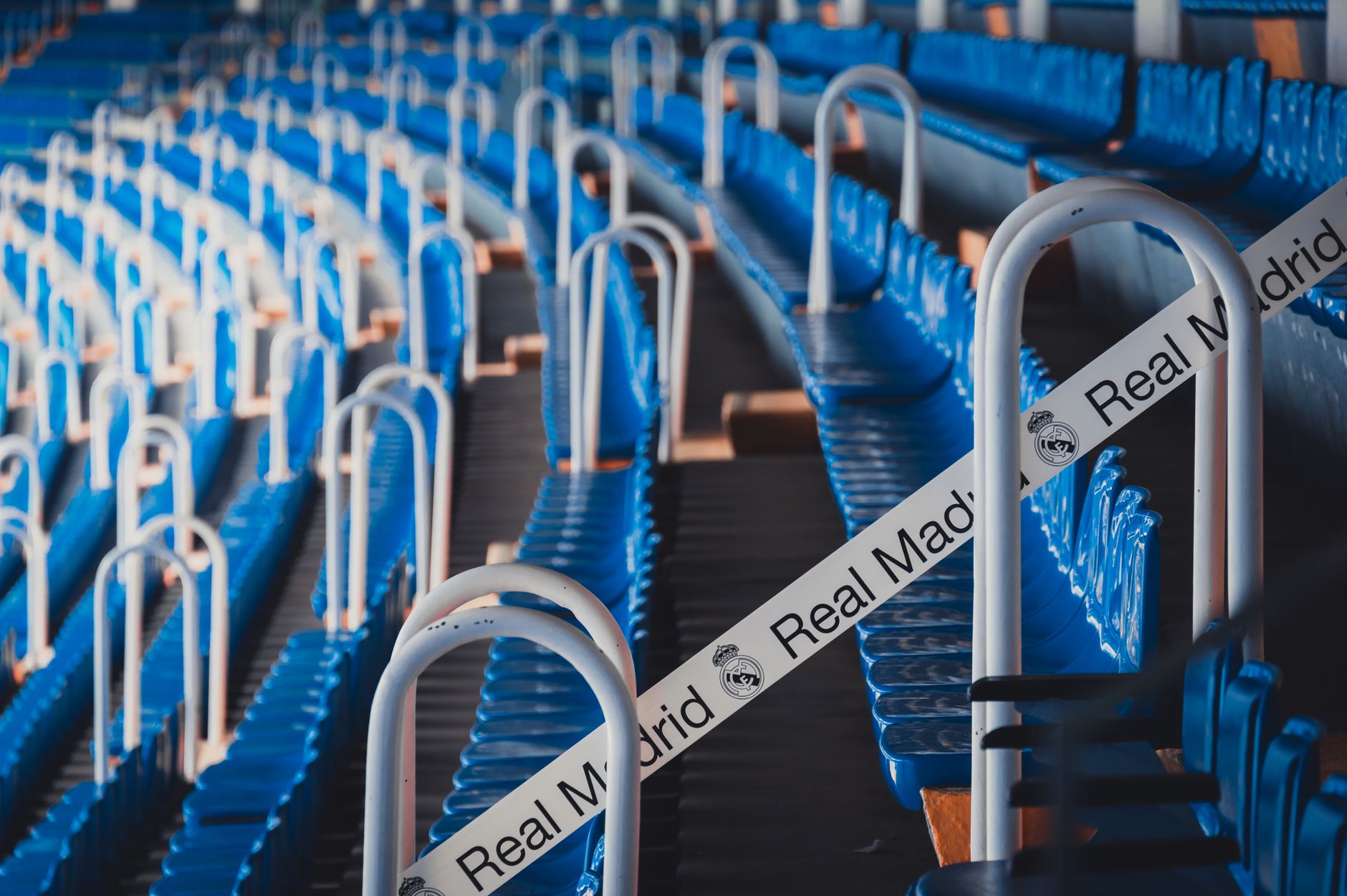 Wnętrze stadionu Santiago Bernabéu widziane z windy panoramicznej podczas zwiedzania