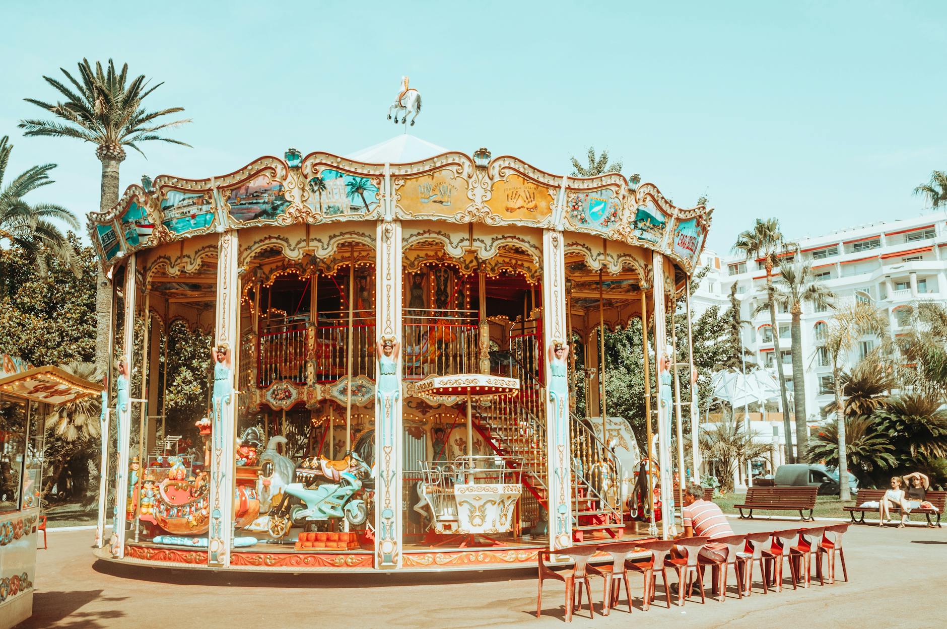 Widok na PortAventura World z kolejkami górskimi i rodzinami przy atrakcjach