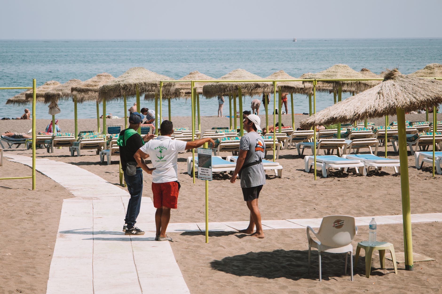 Plaża w Marbelli z dziećmi bawiącymi się na piasku, widok na morze i góry Costa del Sol