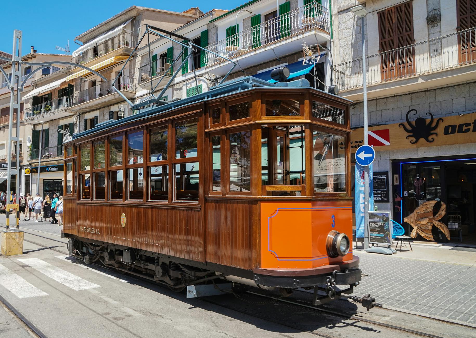 Zabytkowy tramwaj przejeżdżający przez centrum Sóller na Majorce