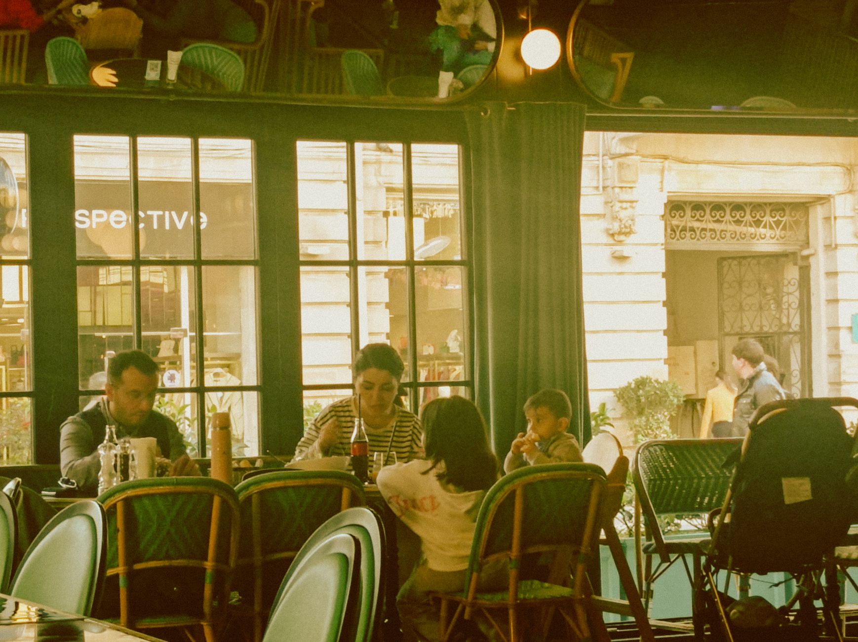 Rodzina z dziećmi czyta menu w hiszpańskiej restauracji