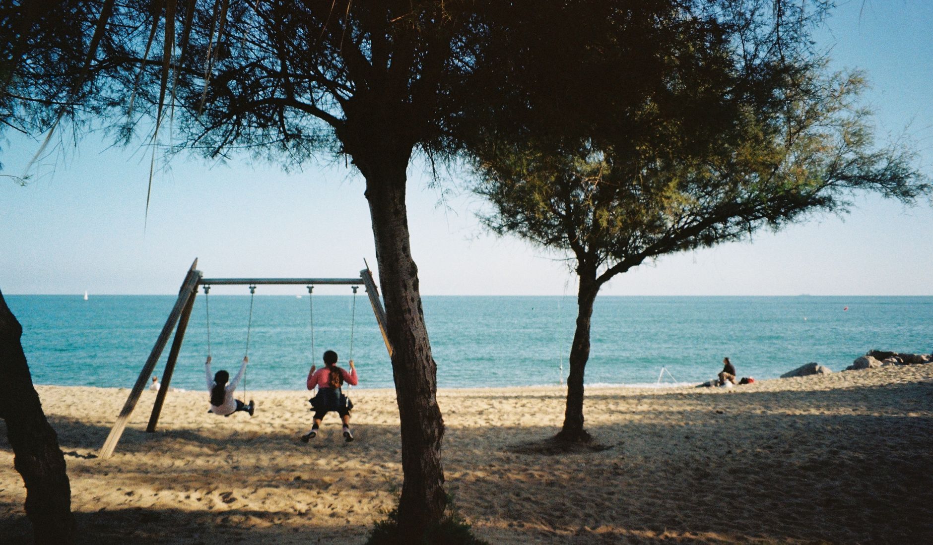 Rodzina z dziećmi na plaży Costa del Sol zimą