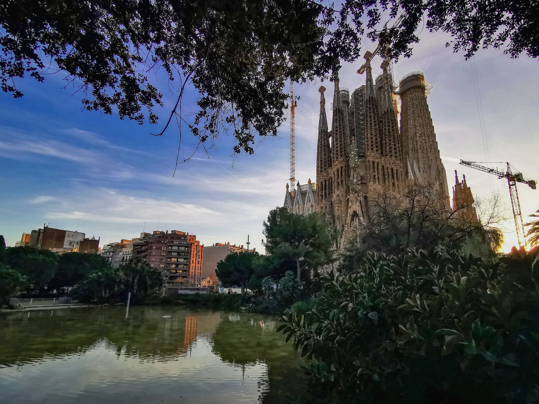 Rodzina z dziećmi zwiedzająca Park Güell w Barcelonie