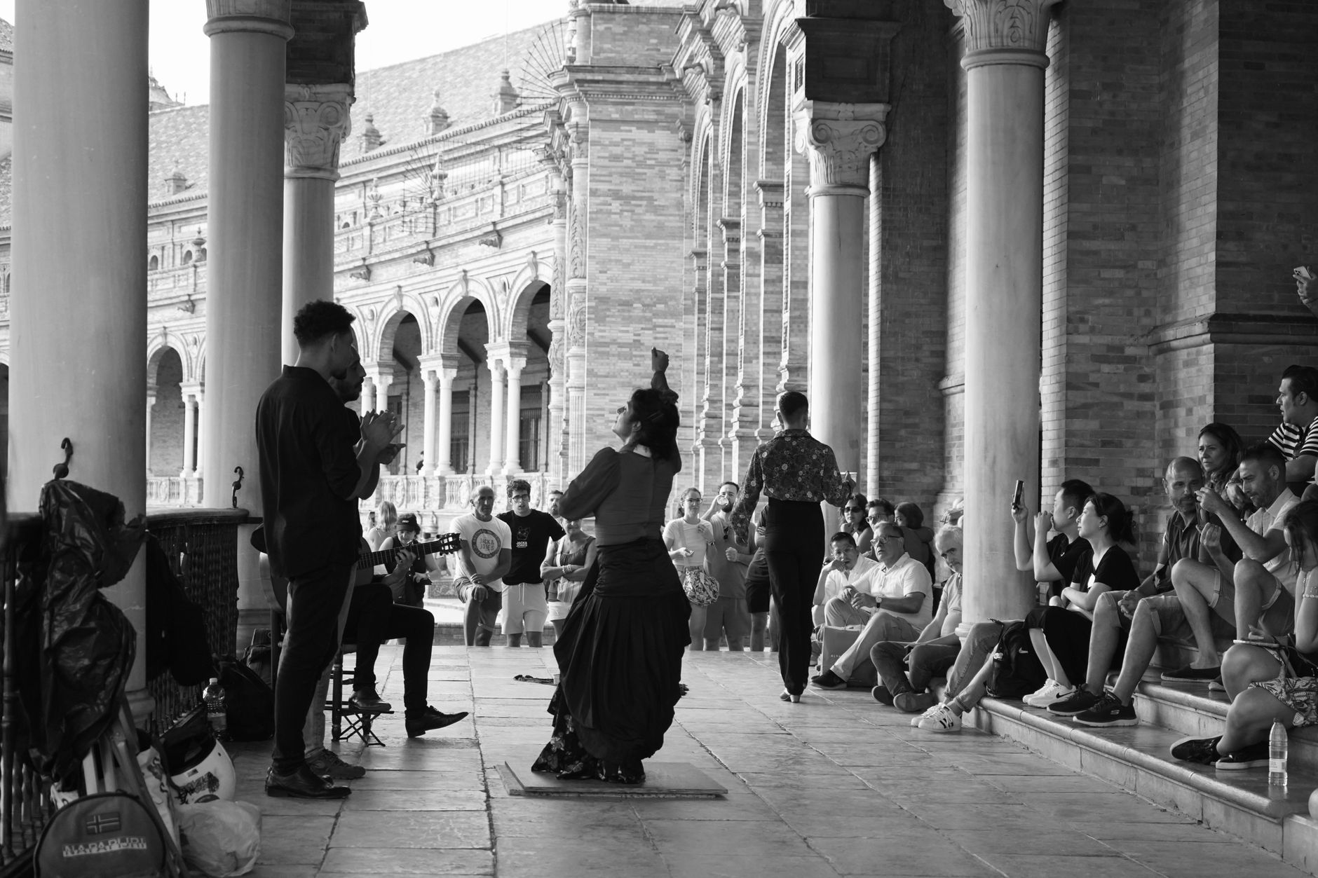 Rodzina oglądająca pokaz flamenco w tradycyjnym hiszpańskim teatrze