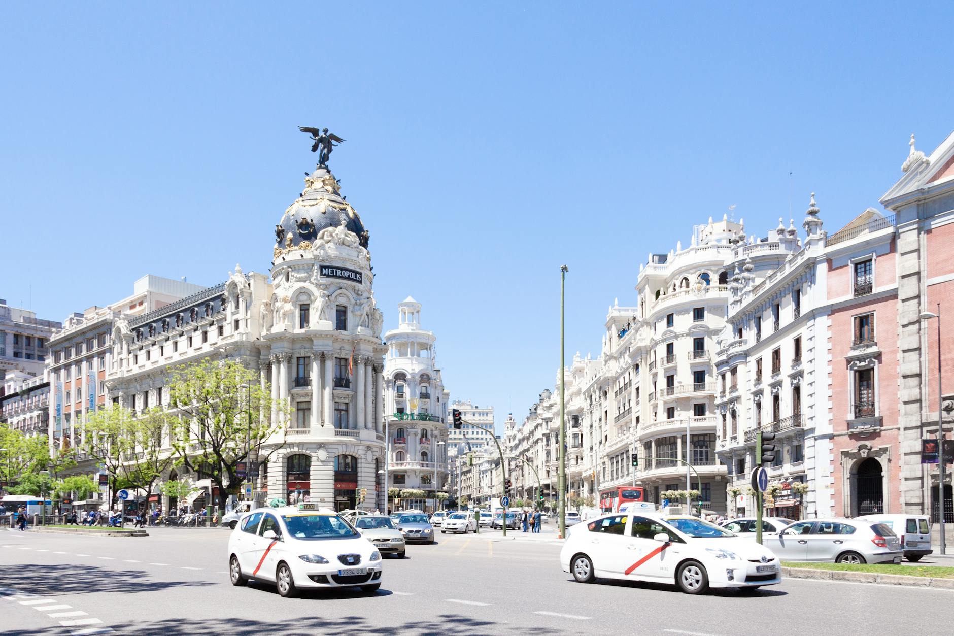 Stunning view of Madrid&rsquo;s landmark Metropolis Building on a sunny day with traffic flowing by.