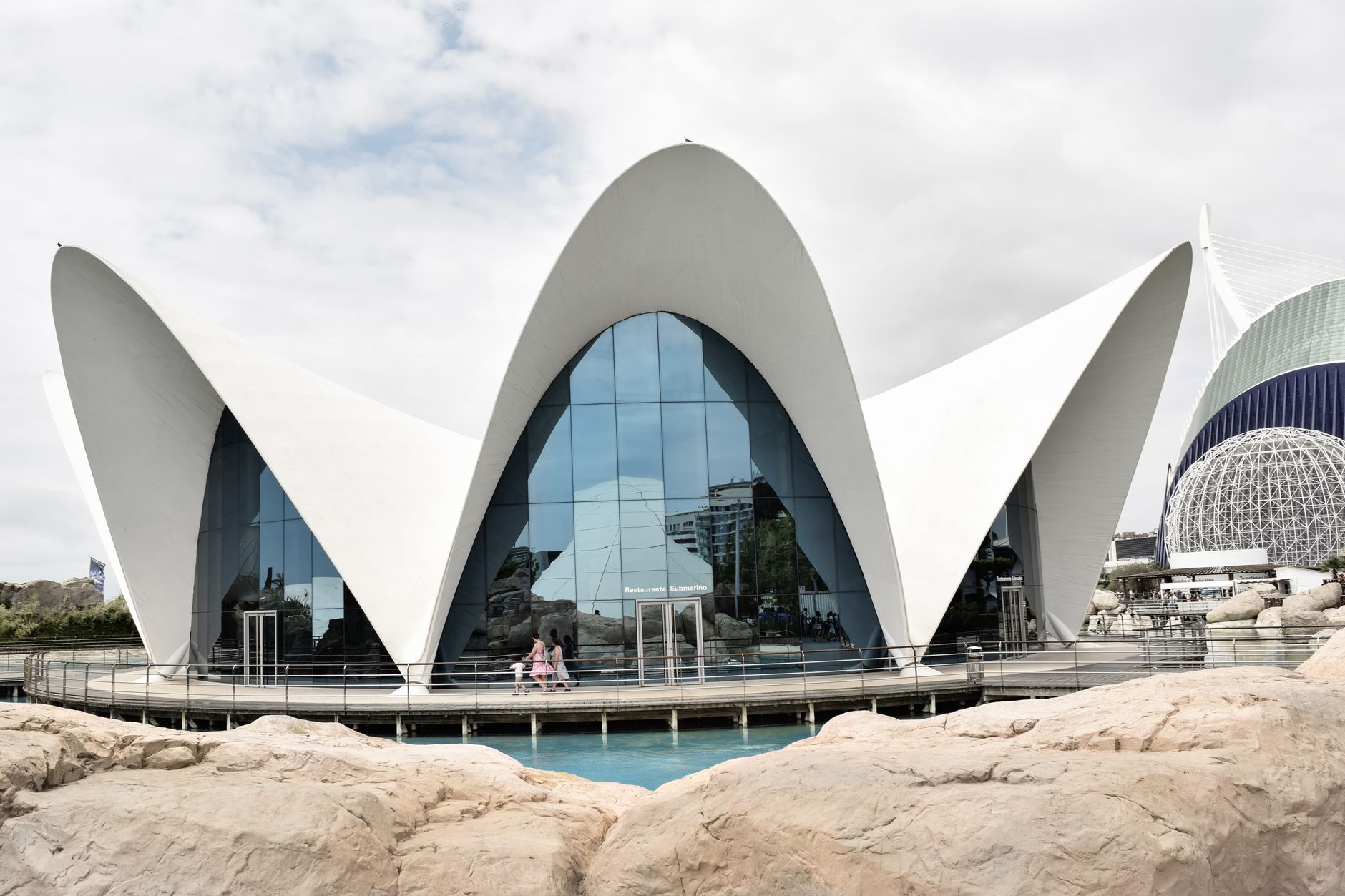 Explore the stunning modern architecture of L&rsquo;Oceanogràfic, a top travel destination in Valencia.